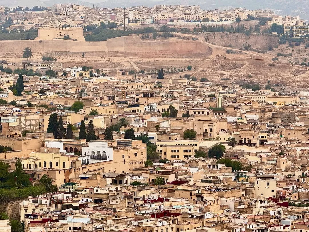 Medina di Fes con vicoli stretti e artigiani tradizionali